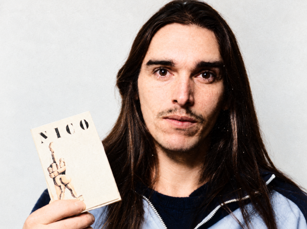 Nico tenant la cassette de son album Destinée