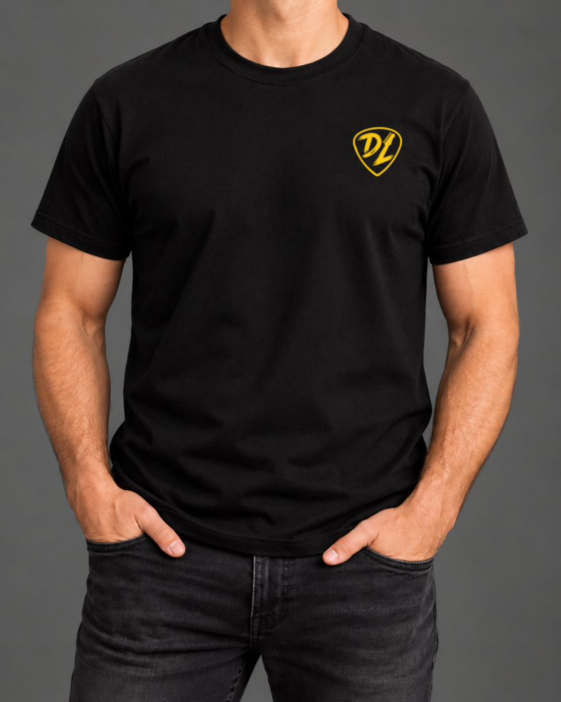 T-shirt noir avec le logo DL jaune dans un pick de guitare, porté de face