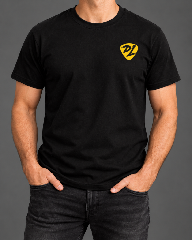 T-shirt noir avec le pick DL jaune plein imprimé sur le cœur